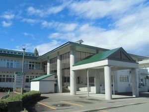 明るい施設の外観  
