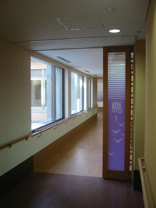 長い廊下と壁の飾り