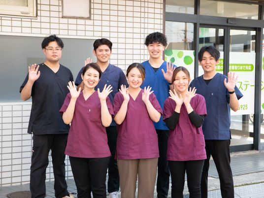 笑顔のスタッフ集合  
