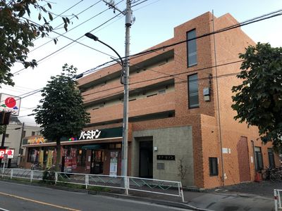 煉瓦造りの建物外観