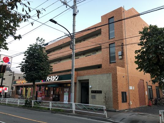 煉瓦造りの建物外観