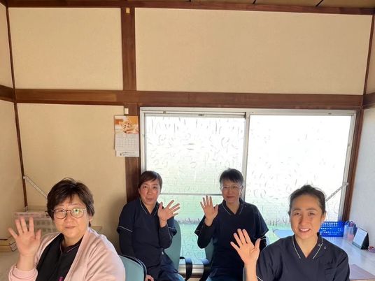 スタッフが並ぶ休憩室  