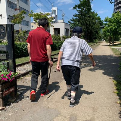 歩く様子の路上  