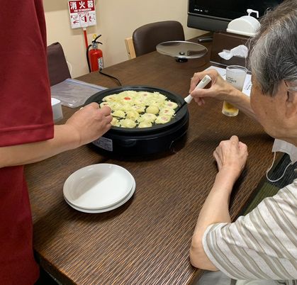 たこ焼きを作る様子