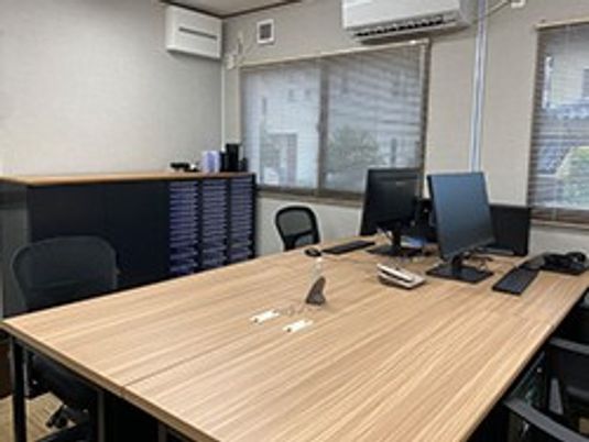 打ち合わせ用の机がある室内  