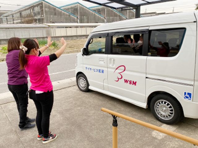 見送りの様子玄関先 エントランス   スタッフが笑顔で見送りをしています。和やかな雰囲気で、温かみのある職場です。