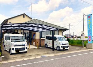 車が停まる建物外観