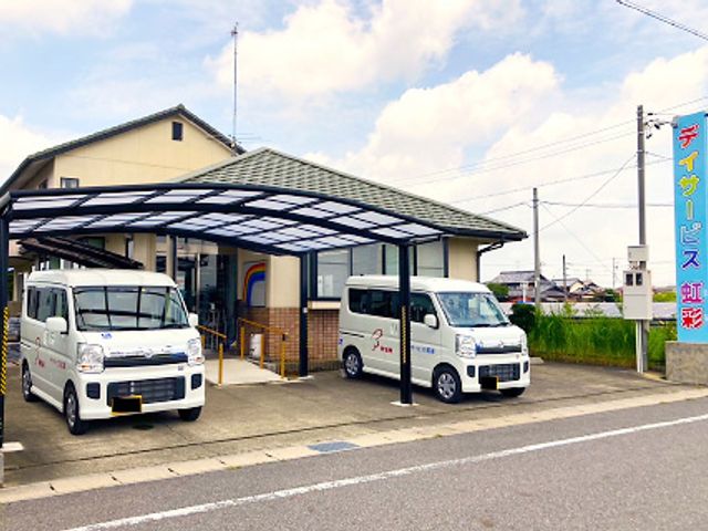 車が停まる建物外観 外観 広々とした駐車スペースを備えた建物の外観です。施設へのアクセスがしやすくなっています。
