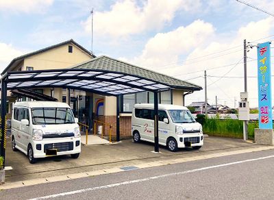 車が停まる建物外観