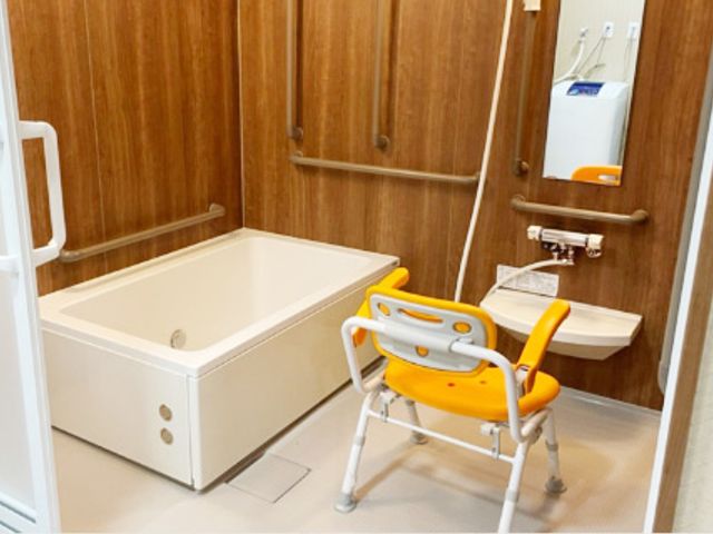 手すりのある浴室 浴室 手すりと椅子の備えられた安心設計の空間です。安全に配慮した作りで、介助しやすくなっています。