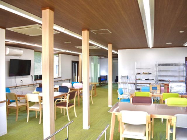 明るく広々とした共用室 ラウンジ 自然光が差し込む明るいラウンジです。多彩な椅子があり、ゆったりと過ごせます。