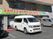送迎車が停まる建物外観  