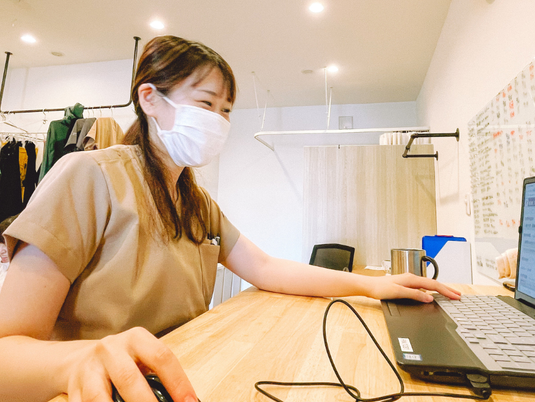 パソコン作業の職員
