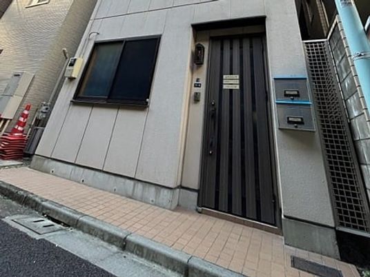 建物の玄関前  