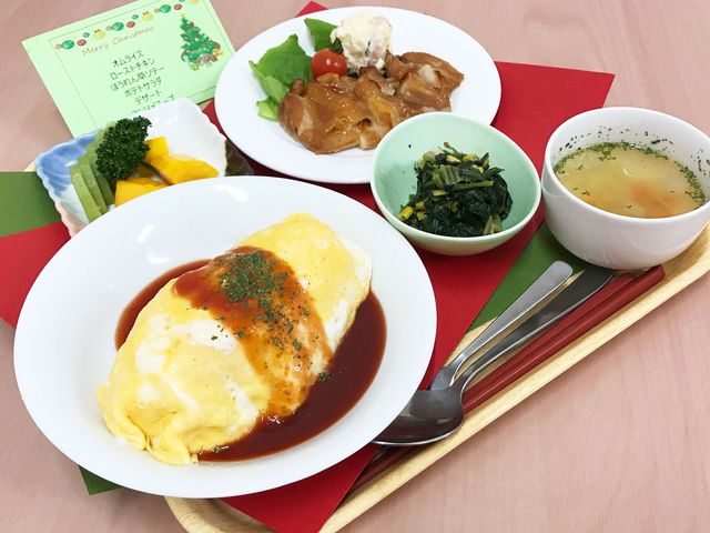 お食事の例 食堂 彩り豊かな料理が並び、食事の楽しさを感じられる環境です。バランスのとれたメニューが嬉しいポイントです。