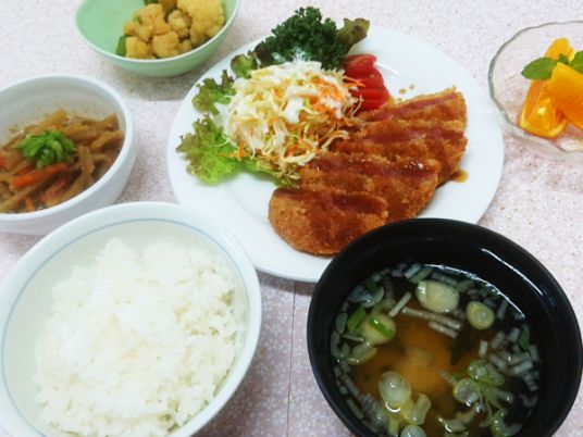 美しい料理の盛り付け皿