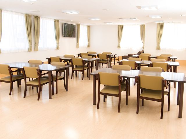 窓際の明るい食堂 食堂 自然光が差し込む明るい空間で、居心地の良さを感じられる憩いの場です。