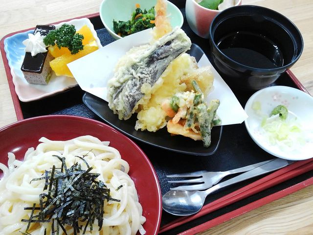 美味しそうな料理の盛り付け 料理 栄養バランスの取れた食事が提供され、日々の健康維持に貢献します。視覚でも楽しめる工夫が施されています。