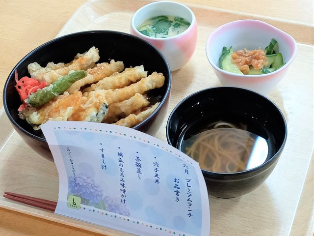 健康的な食事の配膳 料理 季節感を大切にしたお食事が頂けます。温かい汁物と共に心が和むランチタイムを。