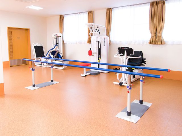 機能訓練室 機能訓練室 広々とした明るい空間で、様々なトレーニングが可能です。自然光が優しく差し込む環境です。