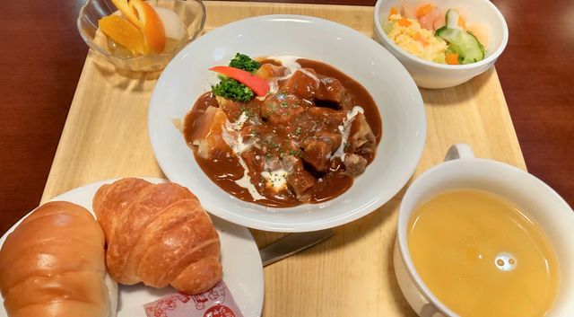 食事プレート 料理 バランスの取れた食事メニューは、栄養面を考慮した豊富な選択肢があります。