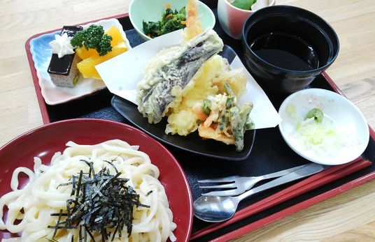 彩り豊かな食事の食器