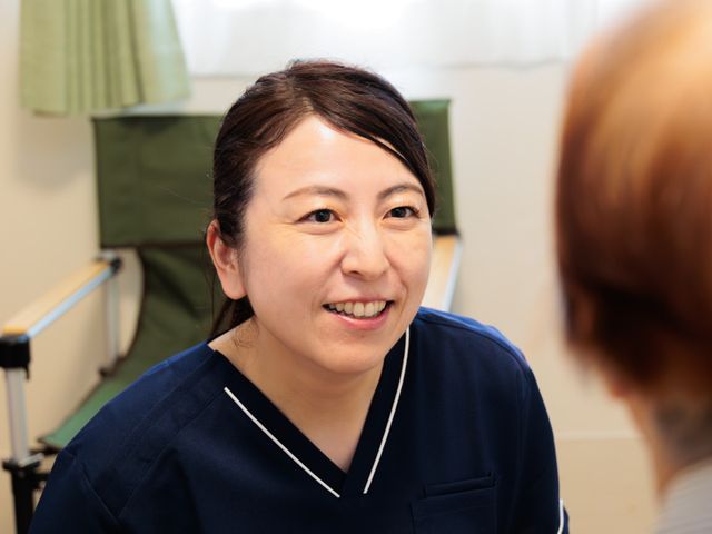 親しみやすい交流空間 スタッフイメージ 入居者と親しいスタッフの笑顔があふれる、温かな雰囲気を感じられます。