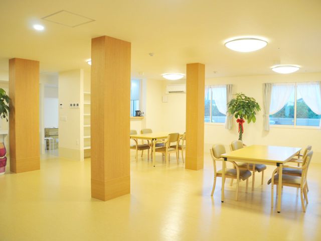 明るい広々とした部屋 ダイニングルーム 自然光が差し込む明るい空間で、広々としたダイニングルームです。リラックスした時間を過ごせます。