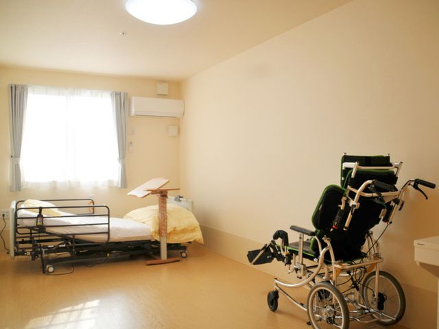 窓際が明るい居室 居室   車椅子やベッドが配置され、自然光が心地よく差し込む空間です。
