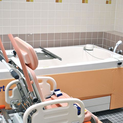 入浴設備 浴室 車椅子でアクセス可能な広い入浴施設です。快適にリラックスできる環境が整っています。