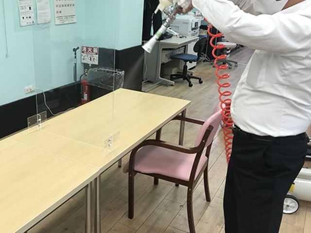 清掃風景、スタッフイメージ スタッフイメージ スタッフが安全面を考えた作業を行っています。清潔な環境が維持されていますので、安心して働けます。