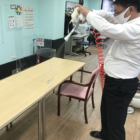 清掃風景、スタッフイメージ スタッフイメージ スタッフが安全面を考えた作業を行っています。清潔な環境が維持されていますので、安心して働けます。