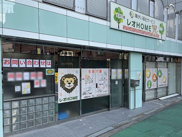 外部看板 看板 カラフルで親しみやすい看板が、訪れる方を温かく迎え入れます。施設の入り口では、案内表示がわかりやすく配置されています。