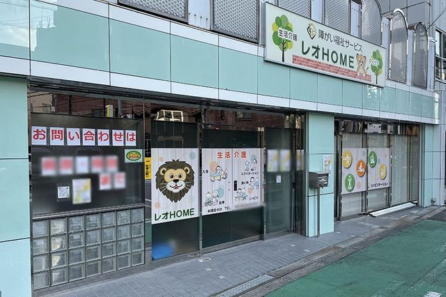 外部看板 看板 カラフルで親しみやすい看板が、訪れる方を温かく迎え入れます。施設の入り口では、案内表示がわかりやすく配置されています。