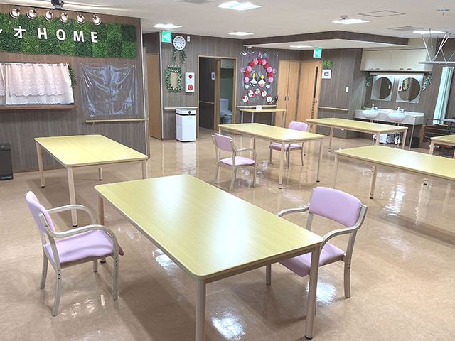 明るいテーブルのある部屋 食堂 自然光が差し込む明るいスペースで、食事や団らんを楽しむことができます。広々とした配置です。