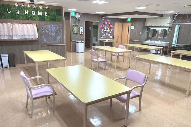 明るいテーブルのある部屋 食堂 自然光が差し込む明るいスペースで、食事や団らんを楽しむことができます。広々とした配置です。
