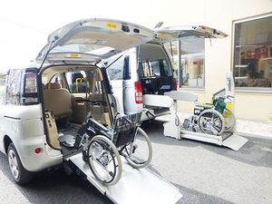 2台の車と車椅子