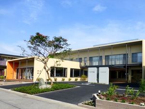 明るい外観の建物  