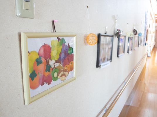 廊下の壁に飾られた絵