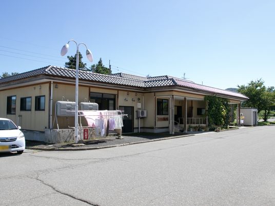 平屋建ての施設外観