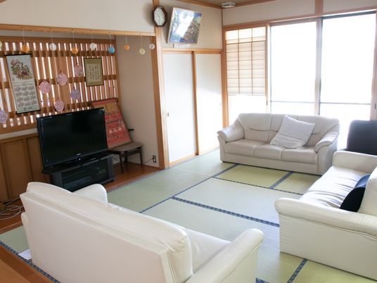 明るい和室の居間