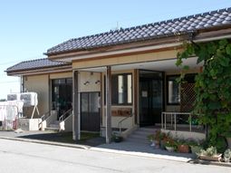 明るいエントランスの建物