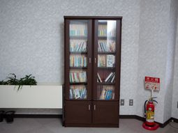 本棚と消火器の配置