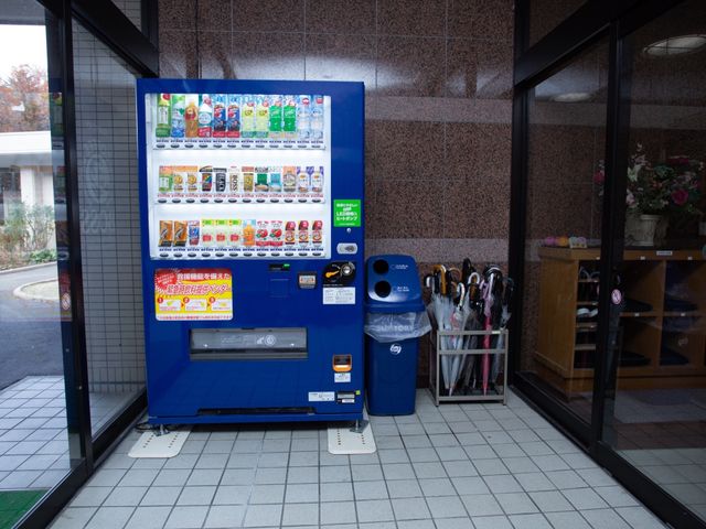 エントランスの自動販売機 自動販売機 エントランスには種々の飲み物を提供する自動販売機が設置され、来訪者と利用者のくつろぎに寄り添っています。