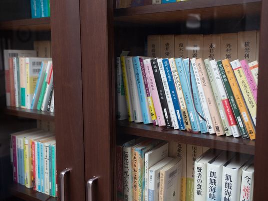 充実した本棚の一角