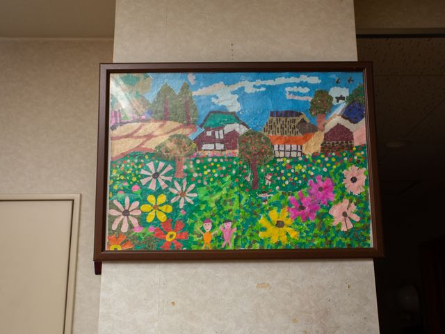 カラフルな壁掛けアート 作品 ロビーを飾る壁掛けアートは、訪れる人の心を和ませ、明るい雰囲気を演出しています。