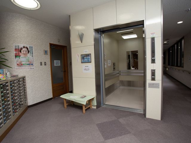 エレベーター前の廊下 廊下 広々とした廊下には清潔感あるエレベーターが備わっており、スタッフや利用者の移動が快適に行えます。