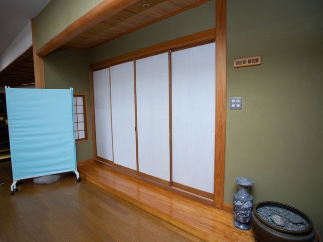 静かな和室の一角 廊下 ほっと息をつく和室のスペースです。茶室を思わせる趣あるデザインで、落ち着いた時を過ごせる環境が整っています。