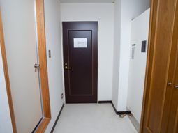 玄関ドアの廊下