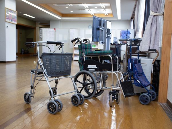 歩行器と車椅子が並ぶ廊下